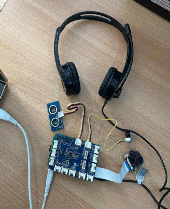 جهاز يساعد المكفوفين وكبار السنّ في التعرف على الأشخاص الذين أمامهم ومعرفة التاريخ والتوقيت، ومساعدتهم على القراءة.